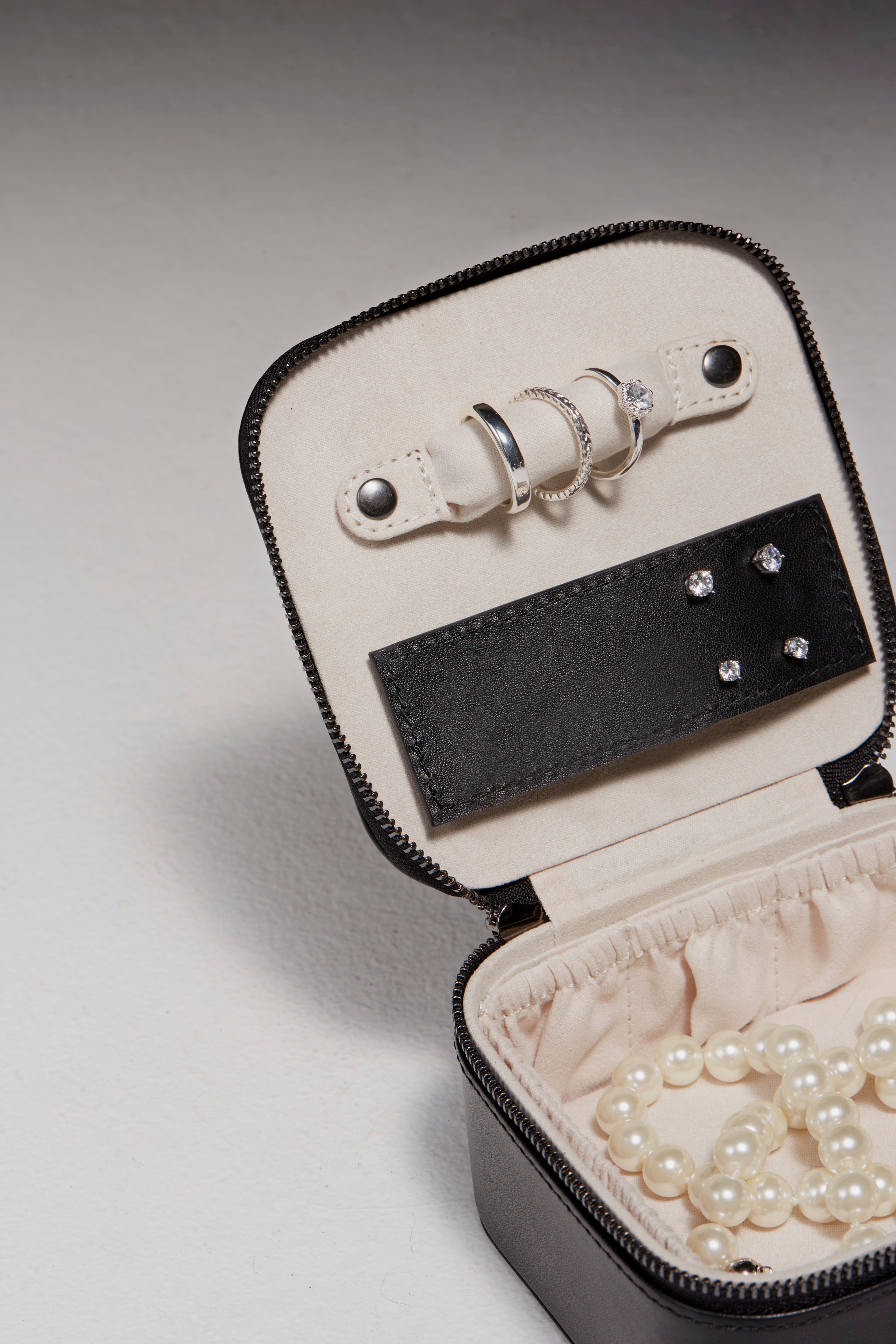 Jewelry Case in Smooth Black Leather | Mycube Safe